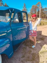 Short tejido a rayas rojas y blancas.