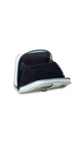 Tarjetero compacto con cierre perimetral y diseño de textura tipo cocodrilo. Cuenta con una presilla frontal con botón a presión y múltiples compartimentos internos para tarjetas.