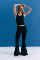 Top de escote en U con breteles finos, confeccionado en lycra tipo neoprene con isologo bordado en el frente.