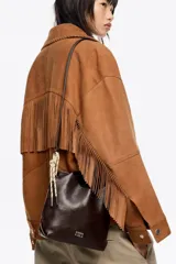 Bolso tipo bucket de cuero negro con asa de mano, tiras decorativas laterales y el logo impreso en plateado en el frente.