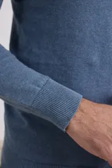 Sweater de punto liso, color azul, con escote redondo y manga larga.