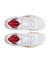 Championes de entrenamiento Under Armour TriBase Reign 6, color blanco con suela de goma color caramelo con efecto moteado. Presentan tecnología UA TriBase para mayor contacto con el suelo, parte superior de malla transpirable y refuerzos estratégicos para estabilidad en levantamientos y movimientos dinámicos.