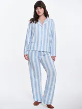 Pantalón de dormir de corte recto y calce relajado, confeccionado en viscosa con elastano de tacto suave. Presenta cintura elastizada para mayor comodidad y fluidez en la caída.