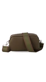 Bandolera compacta de cuero sintético con textura granulada, color beige. Incluye una correa ancha ajustable con un monedero circular desmontable y cierre superior con cremallera.