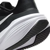 Championes de running Nike Downshifter 14, color negro con entresuela blanca y el logo swoosh de Nike en blanco en el lateral.