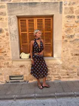 Conjunto de top y falda con estampado de lunares.