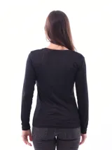 Remera negra de mangas largas con cuello redondo y estampado frontal con la frase "Fashion says me too, style says only me".