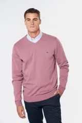 Suéter de tejido fino color azul marino, con cuello en V y manga larga. Presenta un pequeño logo bordado en el pecho.