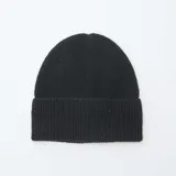 Gorro de punto tipo beanie en color negro, con diseño de tejido acanalado en el borde y textura lisa en la parte superior.