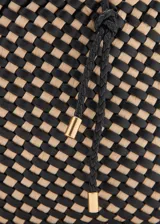 Bolso tipo tote confeccionado con un diseño trenzado en colores negro y beige. Cuenta con doble asa de mano trenzada y detalles metálicos dorados.