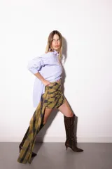 Camisa oversize a rayas celestes y blancas, con cuello camisero, manga larga y hilera de botones dorados metálicos.