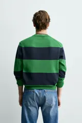 Jersey de punto de algodón con diseño de rayas horizontales anchas en color verde y azul marino. Presenta cuello redondo, manga larga y terminaciones en rib.