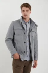 Sobretodo de paño casual color negro, con abotonadura frontal, bolsillos frontales con solapa, cuello alto y detalles de presillas en los hombros.