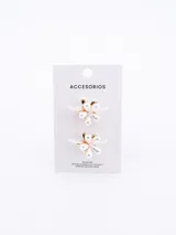 Set de dos broches para el pelo con forma de flor, con centro dorado y pétalos de perlas sintéticas.