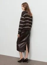 Jersey de punto de corte recto y diseño a rayas horizontales, con cuello redondo y manga larga.
