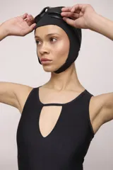 Malla enteriza negra con escote redondo y detalle de abertura en forma de lágrima en el pecho, de diseño minimalista y ajustado.