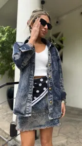 Camisa de denim celeste con efecto lavado y corte holgado.