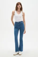 Pantalon jean de corte flare y tiro alto, con diseño liso y ruedo desflecado.