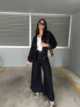 Pantalón de jean azul oscuro de corte ancho con mucha lycra.