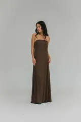Vestido largo de seda color marrón chocolate, strapless y entallado en la espalda con pequeño elástico.