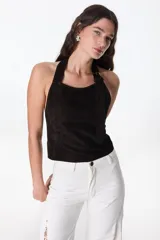 Top negro de cuero con cuello halter y espalda descubierta.