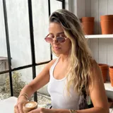 Lentes de sol con armazón metálico dorado y cristales en tono degradado. Presentan un diseño geométrico de estilo retro con puente doble.