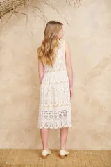 Vestido midi de encaje blanco con forro color piel, sin mangas y cuello redondo.