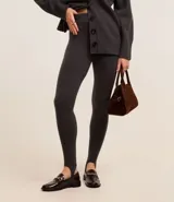 Pantalón legging confeccionado en tejido de punto con 6% de lana, cintura elástica y ajuste en los pies.