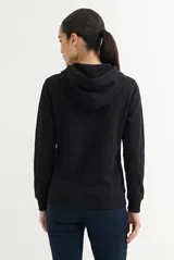 Buzo deportivo de corte clásico con capucha ajustable mediante cordones, manga larga con puños elásticos y bolsillo frontal tipo canguro.