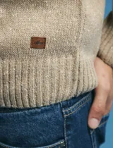 Sweater de escote redondo con manga larga, confeccionado en tejido moteado de textura suave.