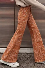 Jean de corte oxford con estampado estilo bandana en tonos naranja y blanco. Presenta tiro medio y una estructura firme.