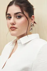 Aros colgantes plateados con diseño de eslabones irregulares.