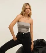 Pantalón mom jeans negro de tiro alto con trabillas anchas, bolsillos y bajo doblado. Confeccionado en algodón responsable.