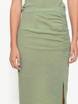 Pollera midi negra de lycra de gasa con hotfix plateados y tajo lateral con detalle de frunce.