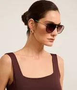 Blusa sin mangas color borgoña, confeccionada en poliamida y elastano, con escote cuadrado en el busto y en la espalda.