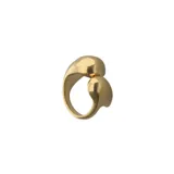 Anillo de aleación de metales bañado en oro 18k con diseño abierto y dos apliques orgánicos en forma de gota en los extremos.