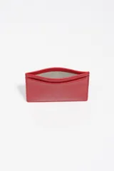 Tarjetero de estructura rígida, color rojo, con ranuras para tarjetas y logo de la marca grabado en relieve en el frente.