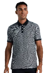Polo de manga corta confeccionada en tejido piqué con textura fina. Presenta cuello y puños en color azul marino en contraste, cierre frontal de tres botones y logo bordado en el pecho.