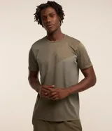 Remera deportiva Get Over de manga corta y cuello redondo, en color verde militar con diseño de paneles con textura geométrica. Confeccionada en tejido de poliéster respirable con tecnología Dry y protección UV.