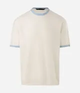 Remera de manga corta en color blanco crudo, con cuello redondo y ribetes en color celeste contrastante en el cuello y los puños.