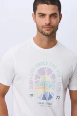 Remera de algodón de calce clásico y cuello redondo, con estampado frontal de temática surf con colores pasteles.