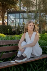 Zapatillas acordonadas de cuero color marrón, con suela blanca y base color caramelo.