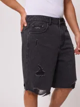 Bermuda de jean celeste con roturas y terminación desflecada.