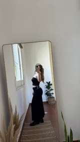 Conjunto de dos piezas compuesto por un top strapless y una falda larga con tajo lateral, confeccionado en jersey con lycra.