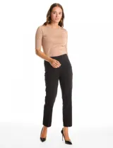Pantalón de vestir negro de corte slim, confeccionado en gabardina elastizada con tecnología super stretch. Presenta tiro medio, cintura ancha estilo pull-on sin cierres ni botones, y un panel interno de malla técnica para modelar la figura. Incluye bolsillos delanteros simulados y bolsillos traseros tipo ojal.