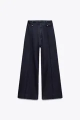 Jeans wide leg de tiro alto en denim azul oscuro, con perneras anchas, costuras marcadas en la parte delantera y trabillas en la cintura.