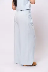 Pantalón sastrero de lino color blanco, de corte ancho y tiro alto.
