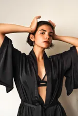 Kimono de seda negra con lazo ajustable en la cintura, mangas amplias y cuello solapa.