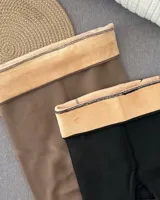 Medias térmicas con interior de forro polar suave, diseñadas para brindar máximo abrigo. Disponibles en colores negro y marrón.
