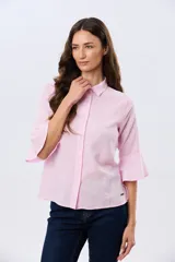 Camisa de lino celeste con cuello clásico, cierre frontal con botones y mangas tres cuartos terminadas en volados.
